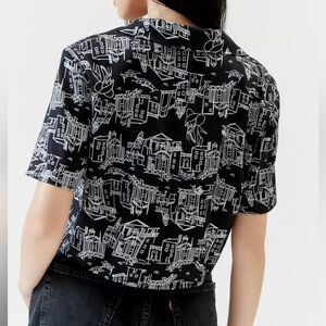 Urban Renewal   black white Novelty cityline  Print Camp resort  Shirt size xs